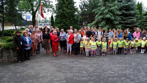 Zdjęcia przedstawia uroczystość odsłonięcia ławeczki upamiętniającej Stanisława Buckiego, który był pedagogiem i działaczem samorządowym w Pruszczu Gdańskim.